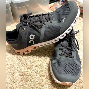ON Cloud Size 9 Women’s Sneakers